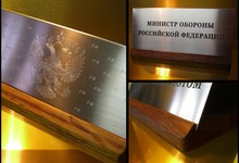 Латунные таблички: Бронзовая табличка: Подставка для таблички на стол: Табличка латунь с деревом
