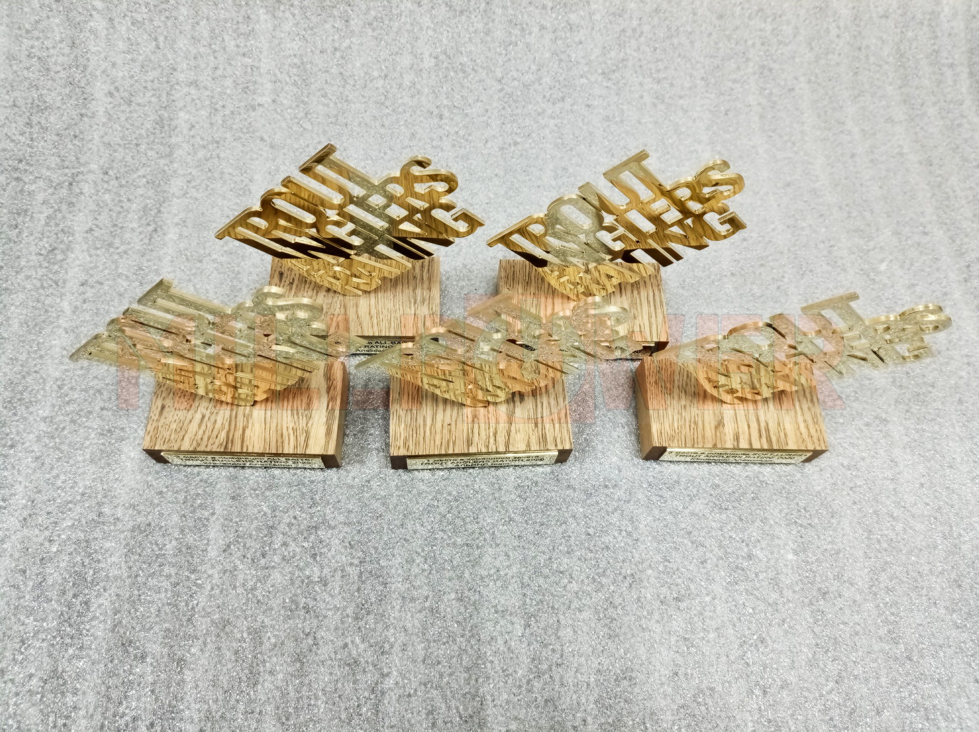 Экслюзинвыне наградные кубки из латуни с деревянной подставкой